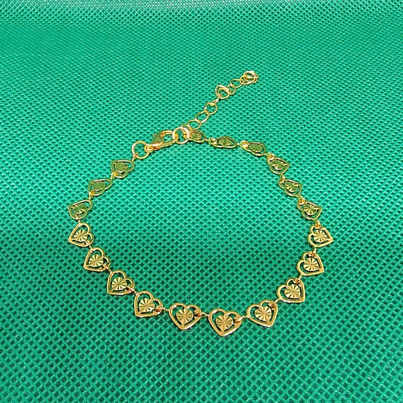 Unbranded Jewelry - Golden Heart Bracelet